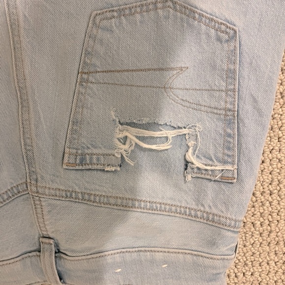 size 4 light wash ripped american eagle jeans - Picture 3 of 5
